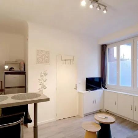 Bright And Quiet In Apartment
